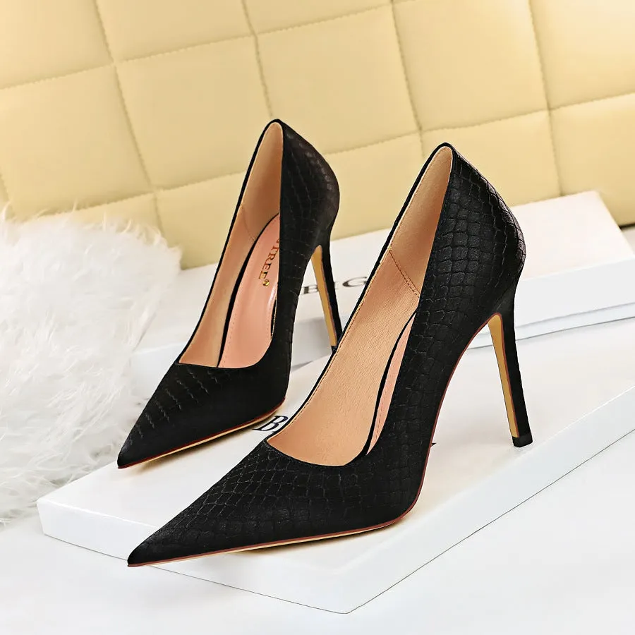 Fashionable Slimming Fish Scale Satin Pointed High Heels Shoes
