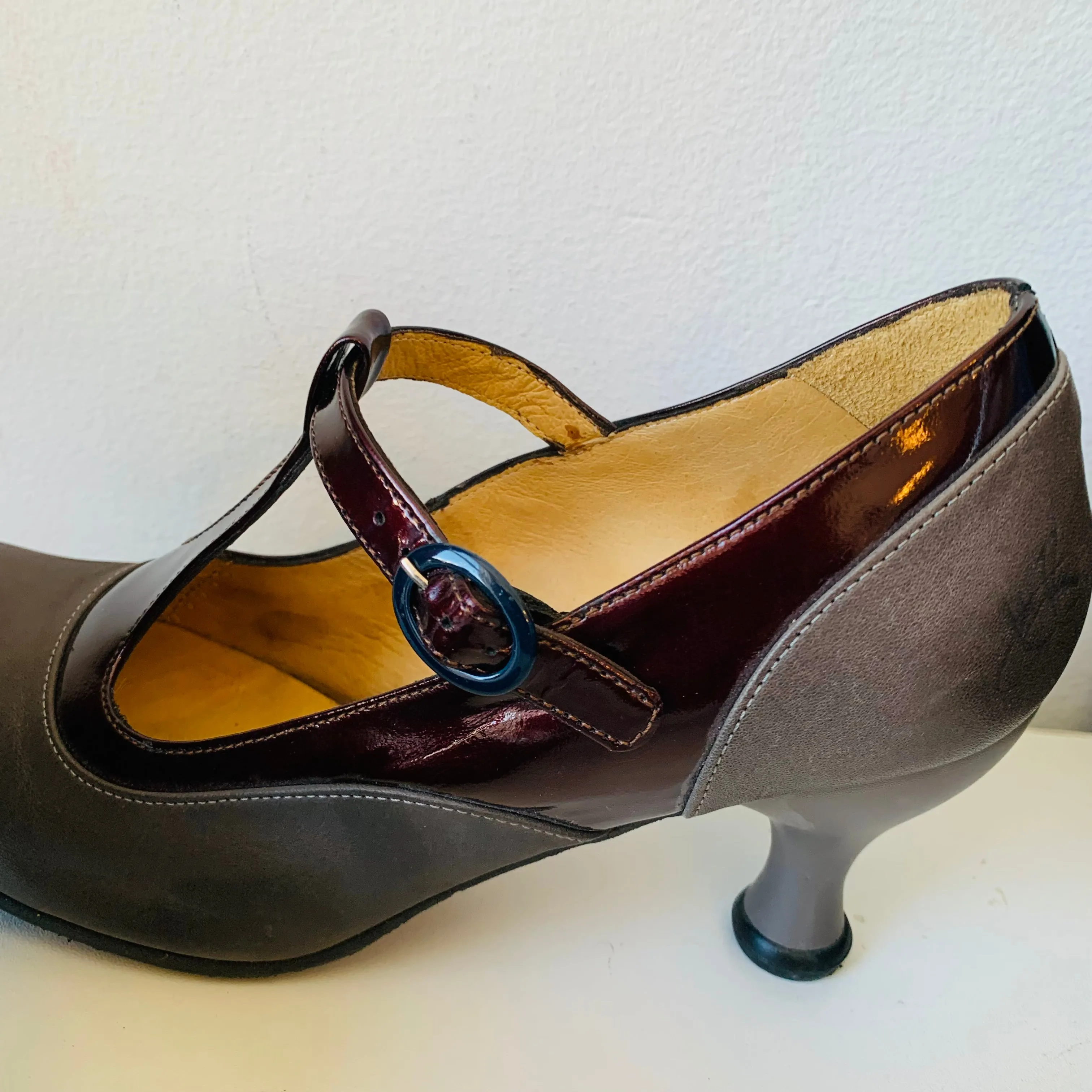 John Fluevog Bellevue Laura Evans Grey & Burgundy Fun Heeled Mary Janes Size 9