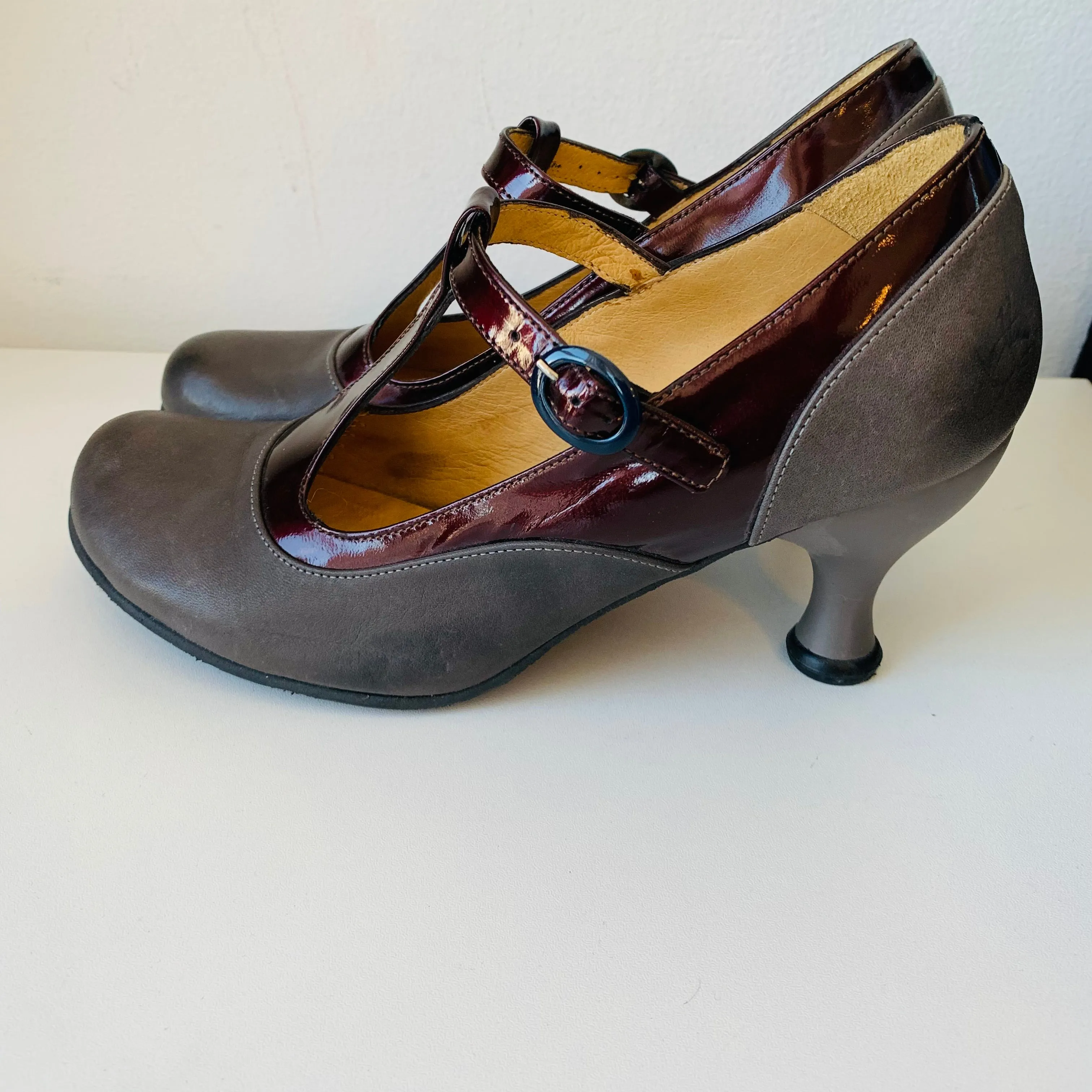 John Fluevog Bellevue Laura Evans Grey & Burgundy Fun Heeled Mary Janes Size 9