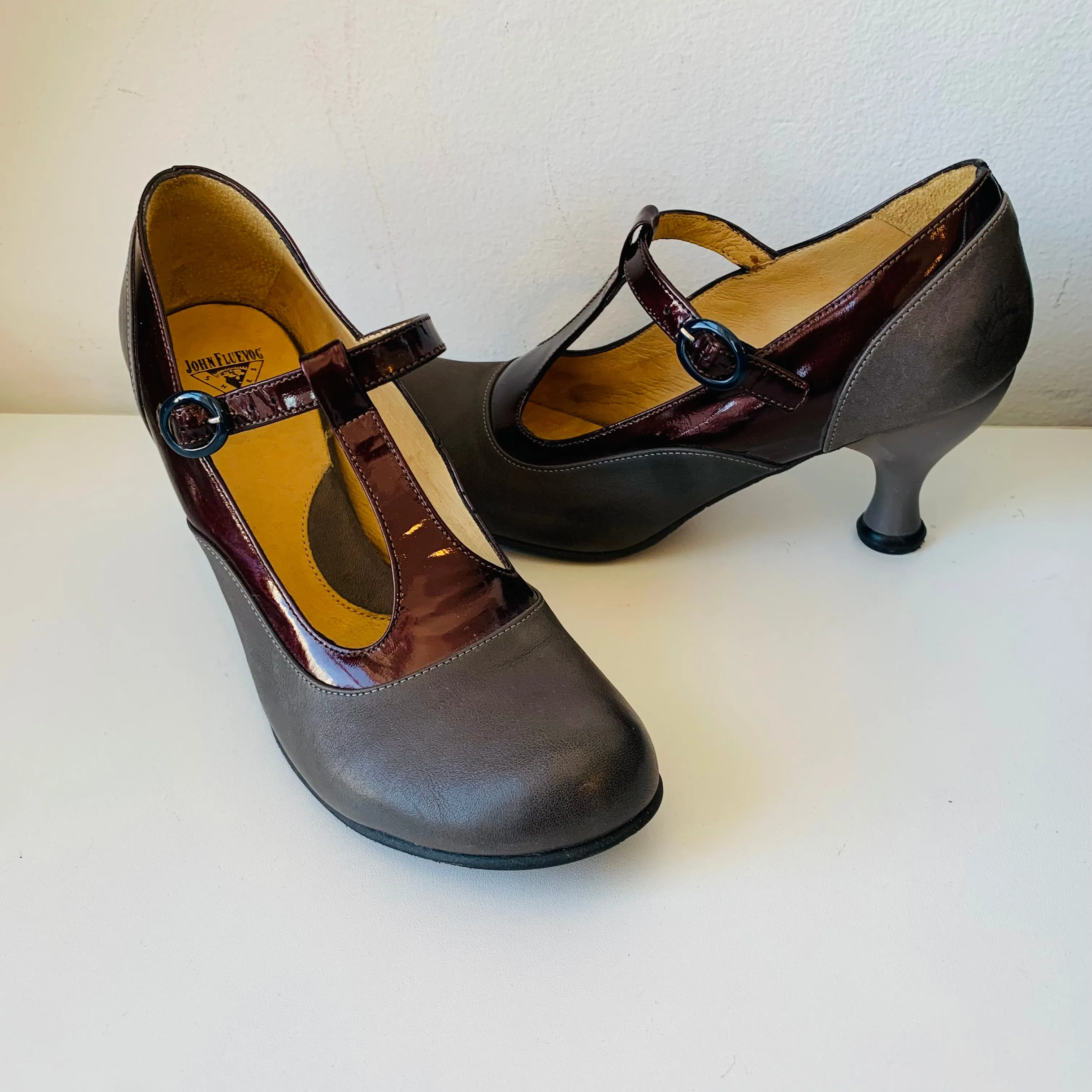 John Fluevog Bellevue Laura Evans Grey & Burgundy Fun Heeled Mary Janes Size 9