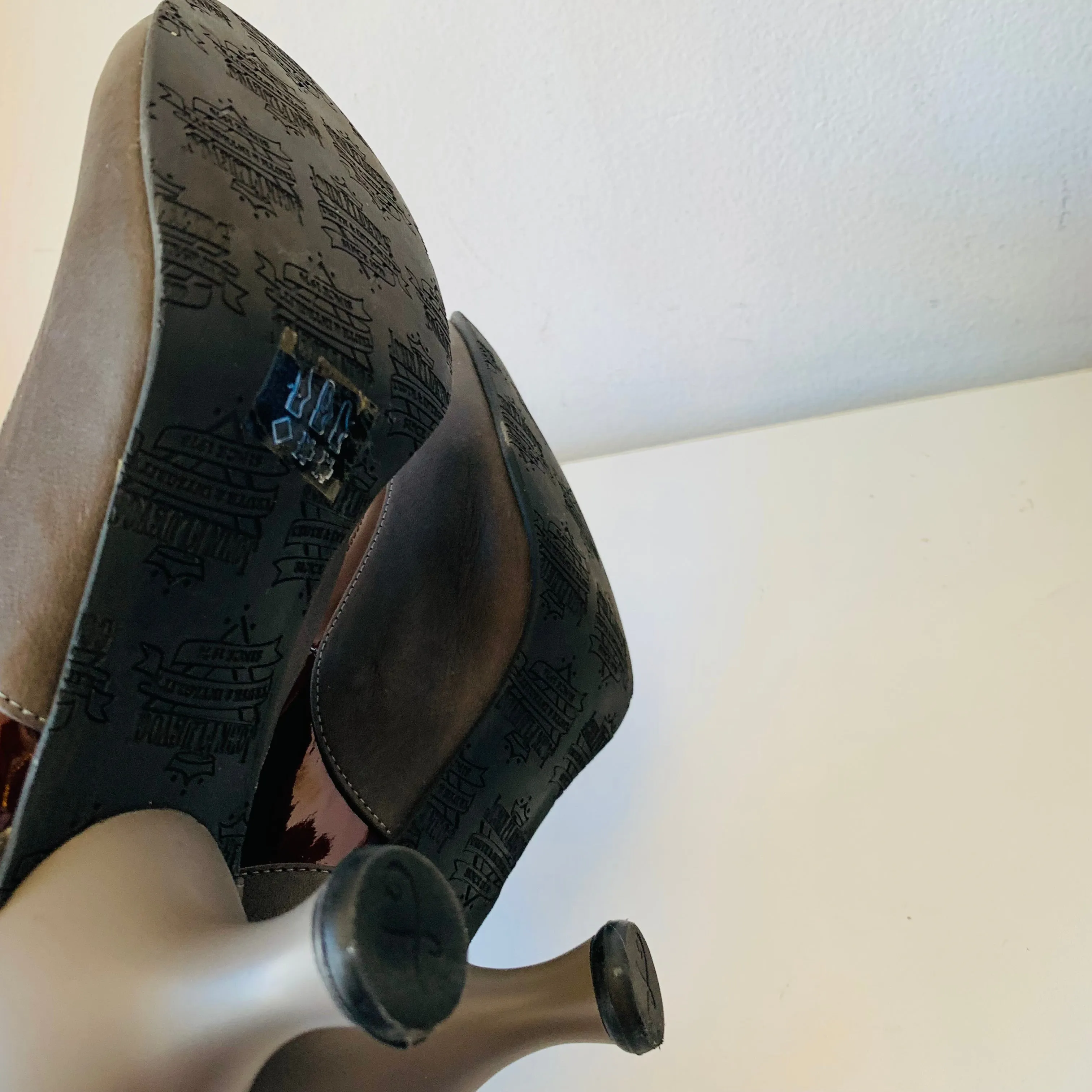 John Fluevog Bellevue Laura Evans Grey & Burgundy Fun Heeled Mary Janes Size 9