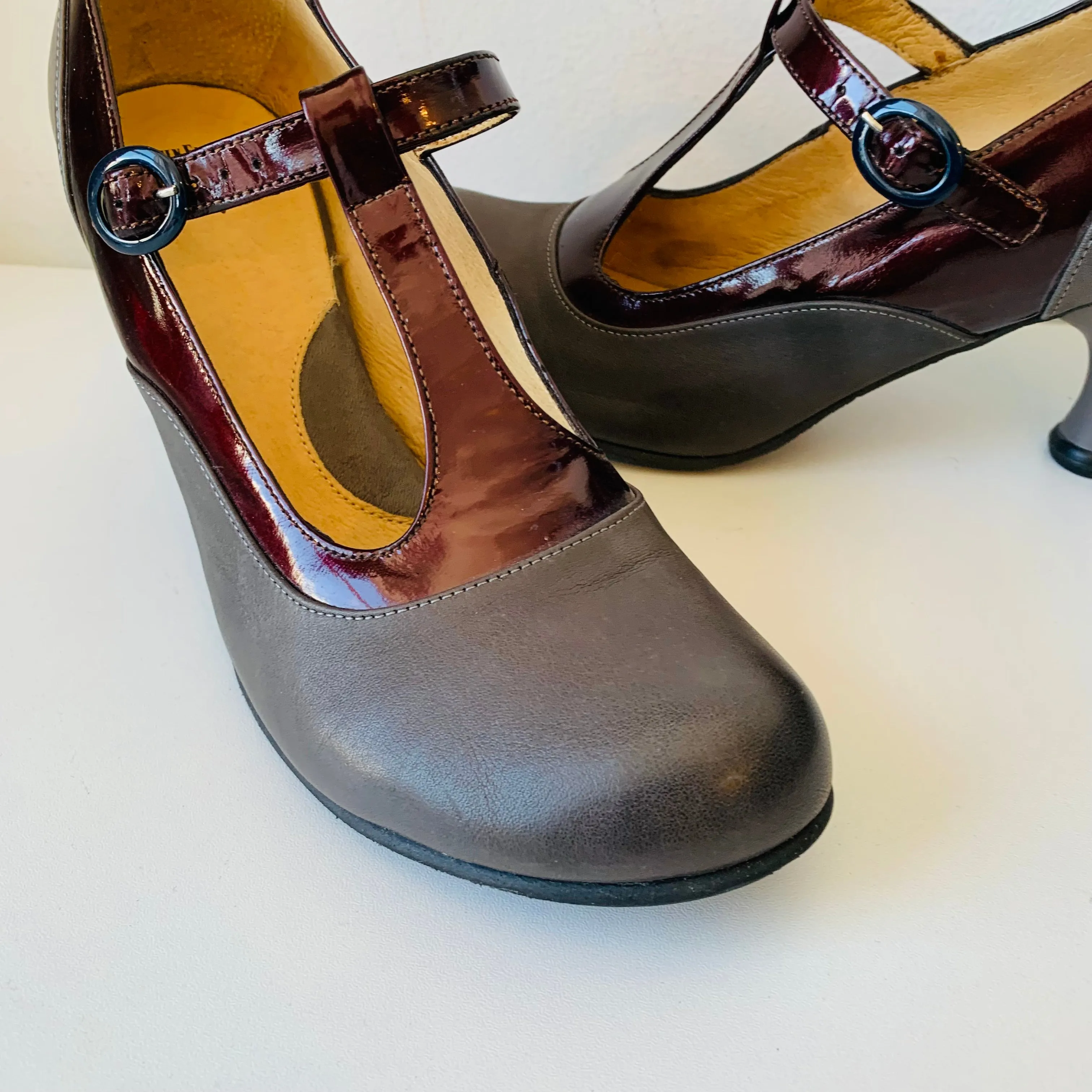 John Fluevog Bellevue Laura Evans Grey & Burgundy Fun Heeled Mary Janes Size 9